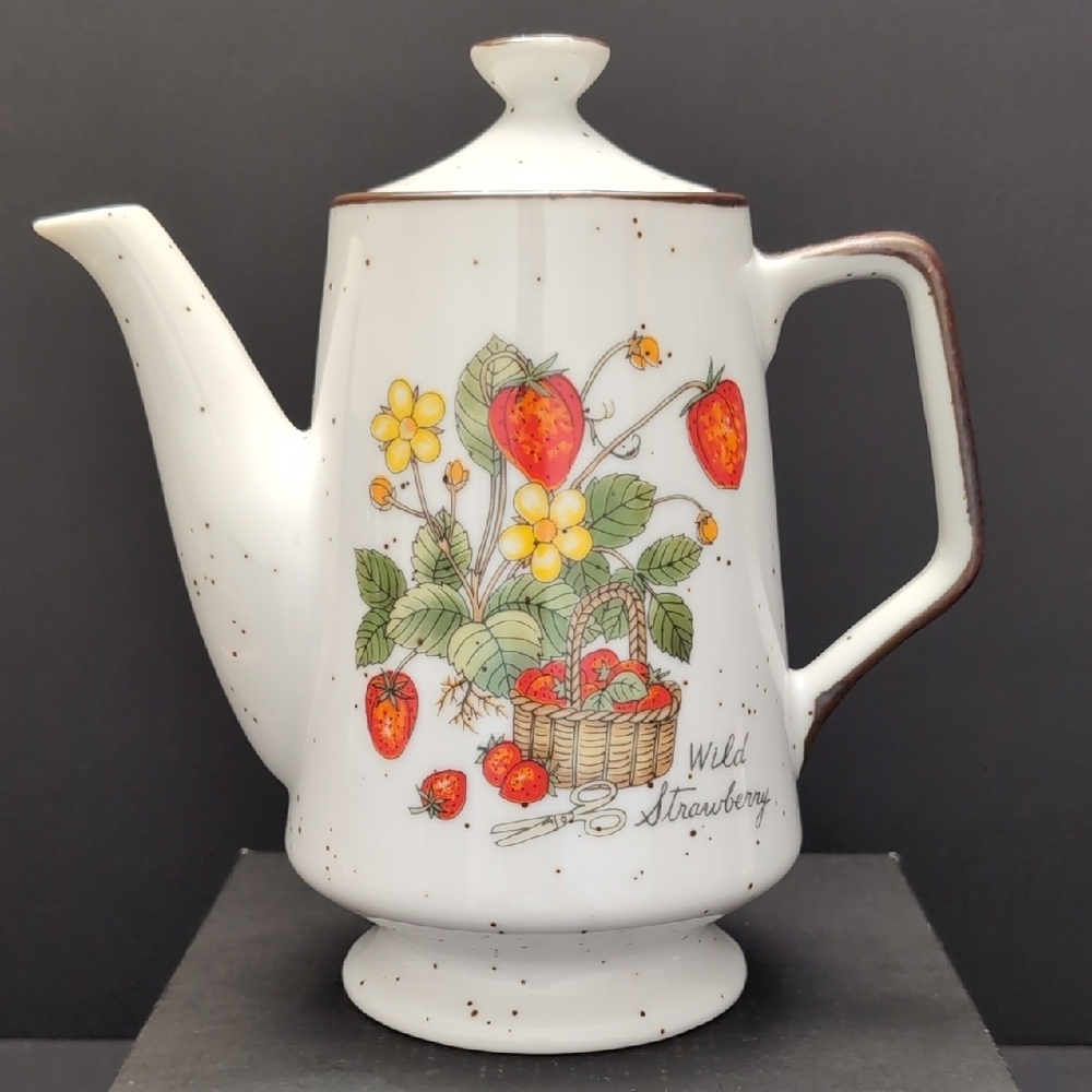 VGT,Klassen Giftware Sakatoon Ceramic Teapot with Wild Strawberry Pattern.